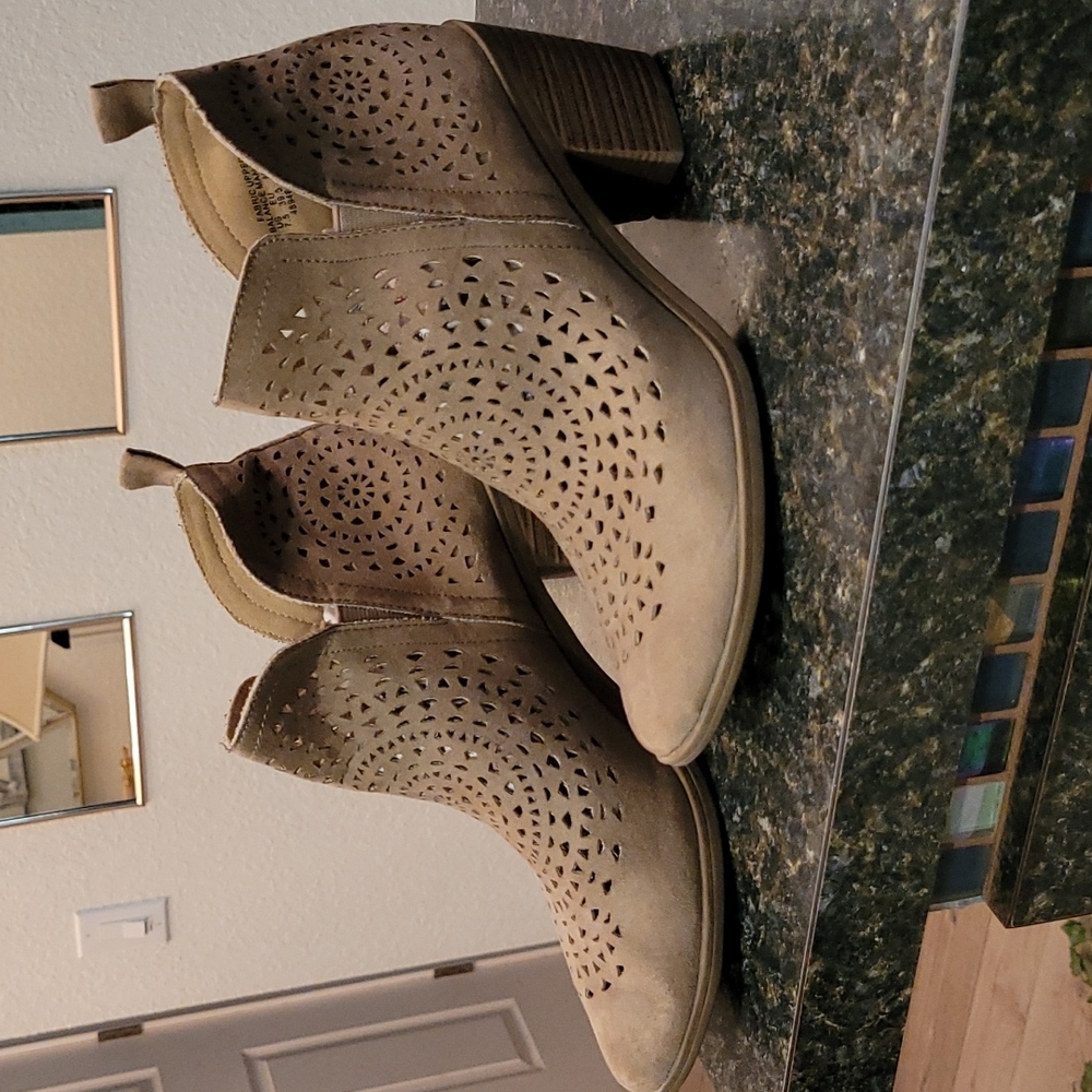 Roebuck & Co Maddie tan laser cut boot or Bootie euc
